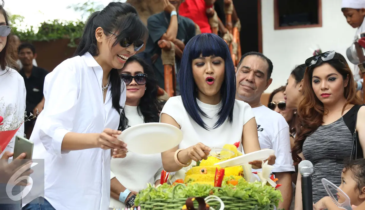 Julia Perez (kanan) memotong tumpeng saat merayakan ulang tahun yang 36 di kawasan Ancol, Jakarta, Jumat (15/7). Sejumlah selebriti hadir dalam acara tersebut diantaranya Luna Maya dan Zaskia Gotik. (Liputan6.com/Herman Zakharia)