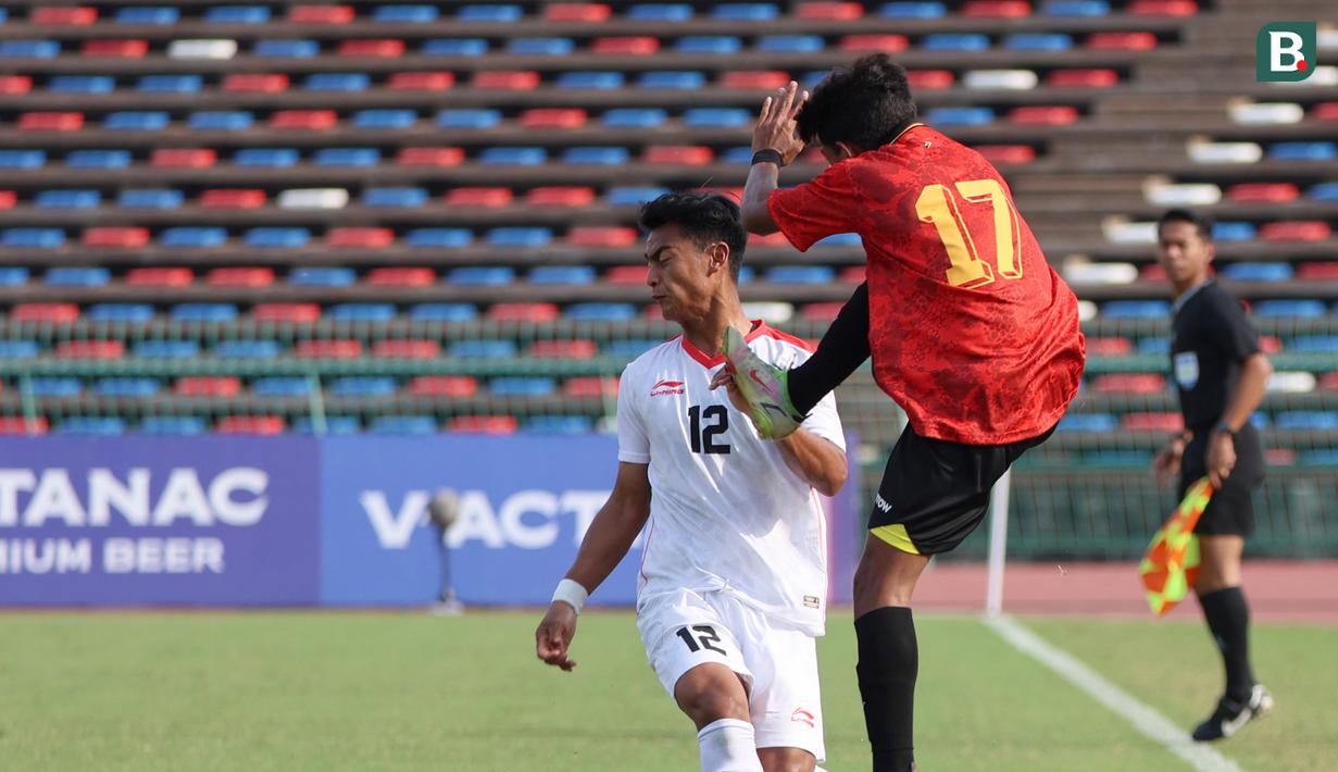 <p>Pemain Timnas Indonesia U-22,&nbsp;Pratama Arhan (kiri),&nbsp;berebut bola dengan pemain Timor Leste, Luis Figo Pereira Ribeiro pada pertandingan ketiga Grup A SEA Games 2023 yang berlangsung di Olympic Stadium, Phnom Penh, Kamboja, Minggu (7/5/2023). (Bola.com/Abdul Aziz)</p>