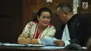 Miryam S Haryani berbincang dengan kuasa hukumnya saat mendengarkan keterangan Pengacara Elza Syarief saat sidang di Pengadilan Tipikor, Jakarta, Senin (21/8). Sidang tersebut beragendakan pemeriksaan saksi. (Liputan6.com/Helmi Afandi)