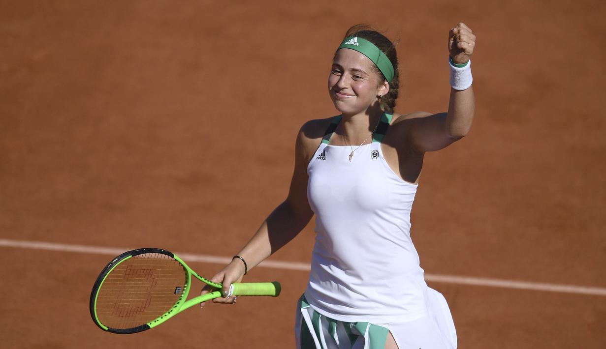 Petenis Latvia, Jelena Ostapenko, melakukan selebrasi usai mengalahkan petenis Swiss, Timea Bacsinszky di semifinal Prancis Terbuka di Roland Garros, Paris Jumat (9/6/2017). Jelena Ostapenko menang dengan skor 7-6(4), 3-6, 6-3. (AFP/Gabriel Bouys)
