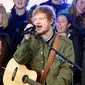 Ed Sheeran disebut telah bertunangan dengan Cherry Seaborn, wanita yang sudah dipacarinya selama kurang lebih dua tahun belakangan ini. Namun kabarnya Ed membantah kabar pertunangan ia dan Cherry itu. (AFP /JAMIE MCCARTHY / GETTY IMAGES NORTH AMERICA )