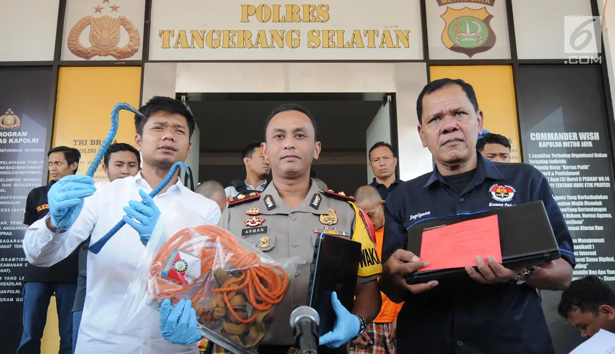 Wakapolres Tangsel Kompol Arman (tengah) di dampingi Kasat Reskrim Polres Tangsel AKP Alexander Yuriko (kiri) memperlihatkan barang bukti beserta tersangka dalam rilis kasus pencurian di Mapolres Tangerang Selatan, Senin (22/10). (Merdeka.com/Arie Basuki)