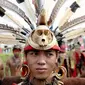 Seorang warga suku Dayak menggunakan baju adat siap ikuti Karnaval Katulistiwa di Pontianak, Kalimantan Barat (22/8/2015). Kegiatan ini dalam rangka memperingati Hari Ulang Tahun (HUT) ke-70 Kemerdekaan Republik Indonesia. (Liputan6.com/Faizal Fanani)