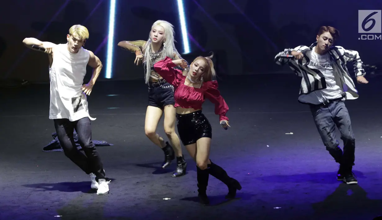 Grup K-Pop asal Korea Selatan, KARD saat tampil menutup gelaran ON/OFF Festival hari pertama di Istora Gelora Bung Karno, Jakarta, Sabtu (7/9/2019). KARD tampil enerjik dan membius penggemarnya dengan membawa sejumlah lagu andalan. (Liputan6.com/Helmi Fithriansyah)