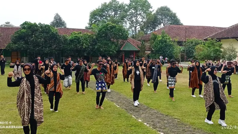 Parade dance campursari, mengenang pahlawan musik Didi Kempot The Lord of Ambyar. (Foto: Heni Purwono/Liputan6.com)