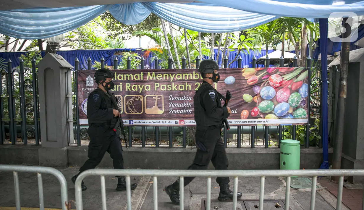 Personel kepolisian bersenjata lengkap melakukan patroli di sekitar Gereja Katedral, Jakarta, Kamis (1/4/2021). Sebanyak 150 personel gabungan TNI, Polri dan Satpol PP melakukan pengamanan jelang rangkaian perayaan Hari Paskah di gereja tersebut. (Liputan6.com/Faizal Fanani)