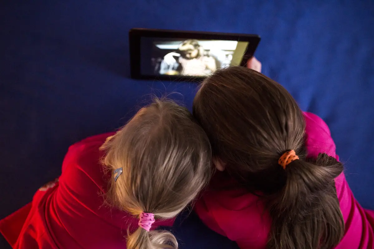 Dampak Positif dan Negatif Menonton Film Animasi Bagi Anak (photo by freepik.com)