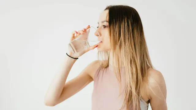 4. Minum Air Putih yang Cukup