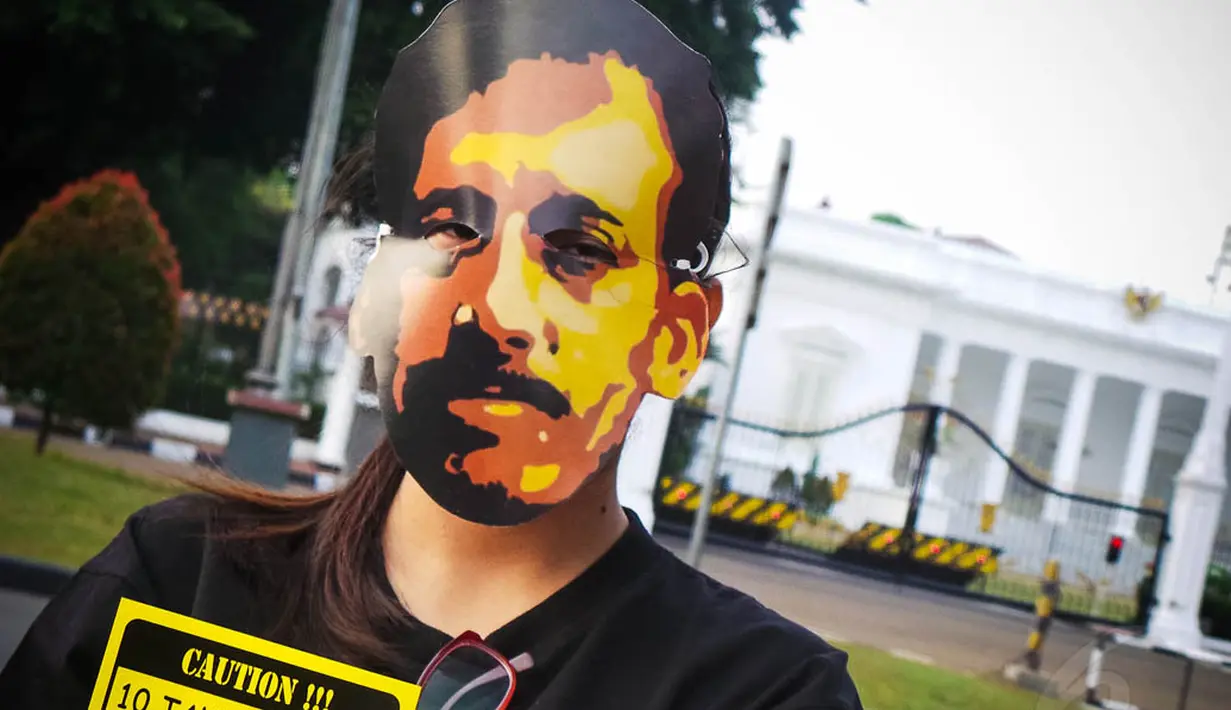 Jaringan Solidaritas Korban untuk Keadilan dan penggiat HAM mengenakan topeng Munir di depan Istana Negara, (4/9/14). (Liputan6.com/Faizal Fanani)