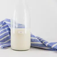 Tips menyimpan susu kemasan agar tetap tahan lama meski sudah dibuka. (Foto/Dok: freepik.com)