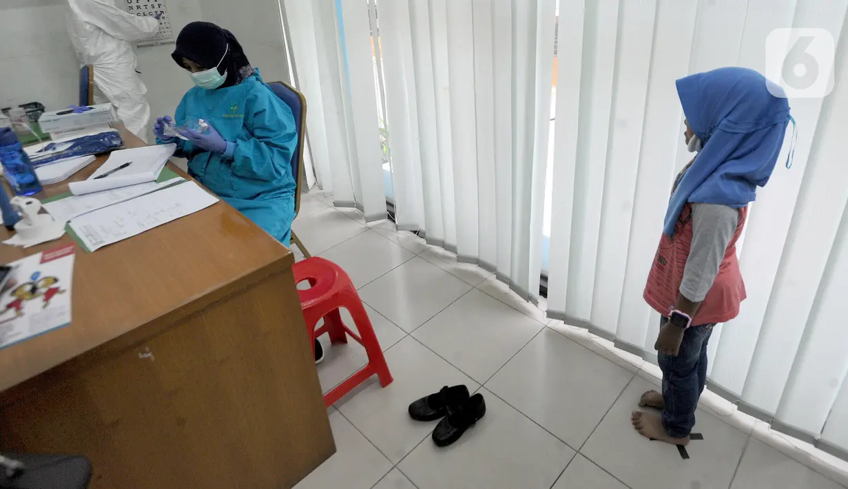 Paramedis memeriksa kesehatan mata murid baru sekolah dasar negeri di Puskesmas Pondok Labu, Jakarta Selatan, Rabu (12/8/2020). Selain dalam rangka Bulan Imunisasi Anak Sekolah, kegiatan ini juga bagian dari pemeriksaan kesehatan murid baru sekolah dasar negeri. (merdeka.com/Arie Basuki)