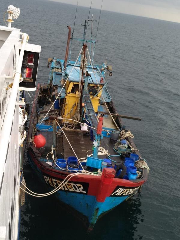 Kapal Pengawas Perikanan (KP) Orca 02 kembali menangkap 1 kapal ikan asing (KIA) Malaysia pada Jumat (21/6/2019). (Dok Kementerian Kelautan dan Perikanan)