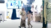 Jan Ethes dan Sedah Mirah membawakan cincin untuk Kaesang Pangarep dan Erina Gudono (Foto: Tangkapan Layar Youtube Joko Widodo)