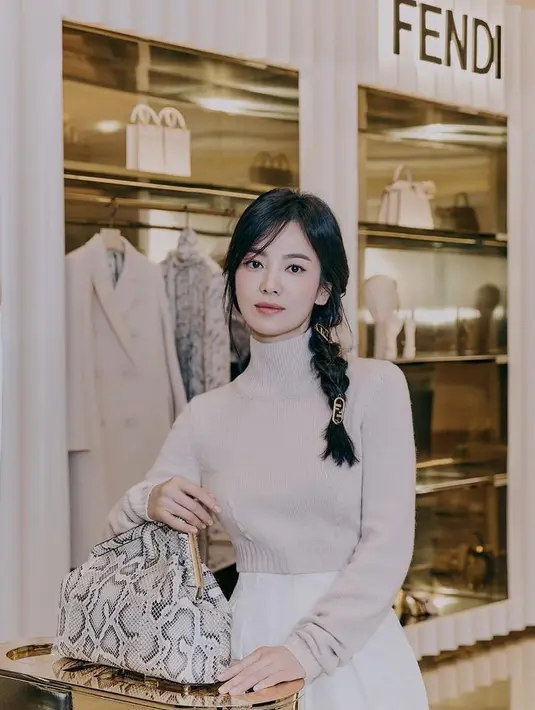Foto-foto terbaru Song Hye Kyo untuk Fendi yang tampil dengan rambut dikepang pun menuai pujian. (Foto: Instagram/kyo1122)