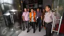 Musa Zainuddin berjalan meninggalkan gedung KPK usai menjalani pemeriksaan, Jakarta, Kamis (23/2). (Liputan6.com/Helmi Afandi)