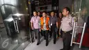 Musa Zainuddin berjalan meninggalkan gedung KPK usai menjalani pemeriksaan, Jakarta, Kamis (23/2). (Liputan6.com/Helmi Afandi)