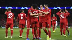 Para pemain Bayern Munchen merayakan gol yang dicetak Serge Gnabry ke gawang Tottenham pada laga Liga Champions di Stadion Tottenham, London, Selasa (1/10). Tottenham kalah 2-7 dari Munchen. (AFP/Daniel Leal-Olivas)