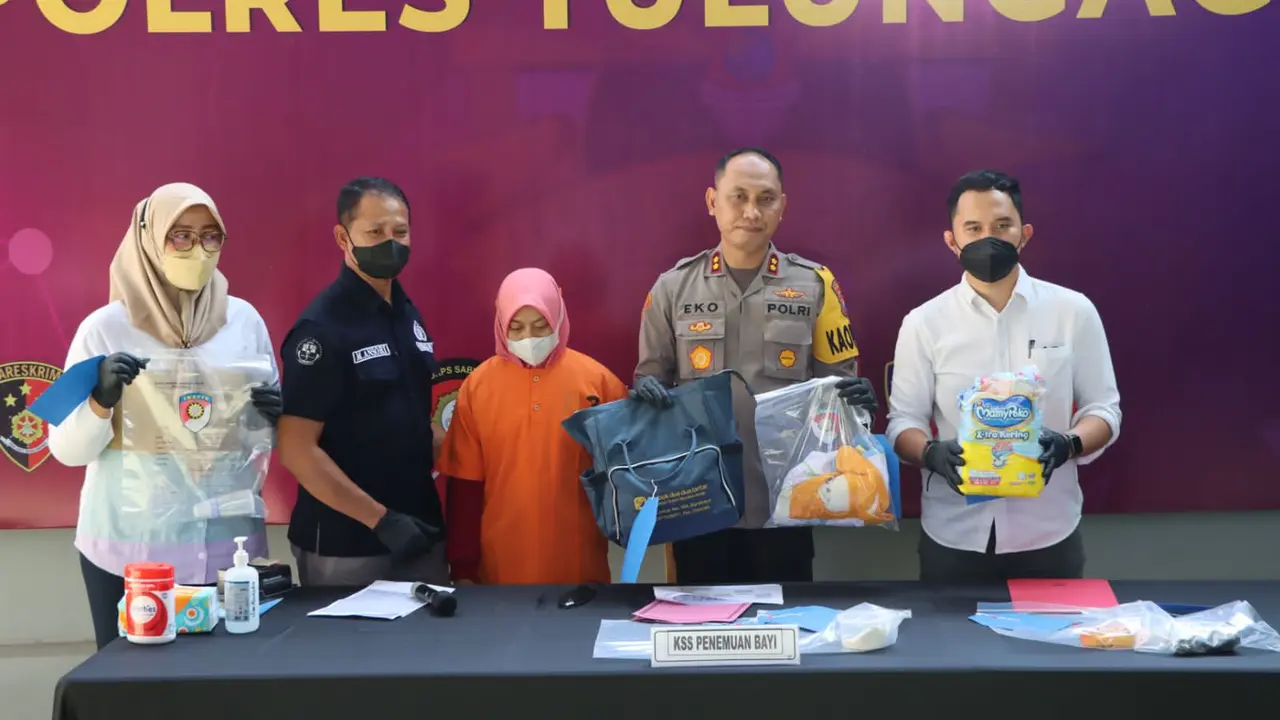 TR saat diamankan polisi karena membuang bayinya. (Dian Kurniawan/Liputan6.com)