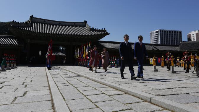 Presiden Joko Widodo (JokowI) dan Presiden Korea Selatan Moon Jae-in memeriksa penjaga kehormatan saat upacara penyambutan di Istana Changdeokgung, Seoul, Senin (10/9). Jokowi direncanakan akan berada di Seoul selama tiga hari (AFP/POOL/JEON HEON-KYUN)
