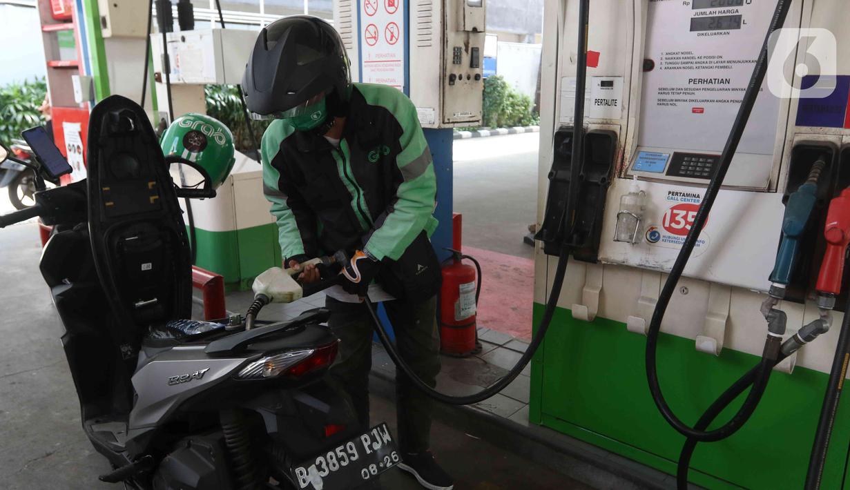 Pengendara motor mengisi bahan bakar di SPBU kawasan Jakarta, Senin (27/12/2021). Pemerintah berencana untuk menghapus Bahan Bakar Minyak (BBM) jenis Premium dan Pertalite dari peredaran secara bertahap dalam rangka peralihan penggunaan energi bersih. (Liputan6.com/Angga Yuniar)