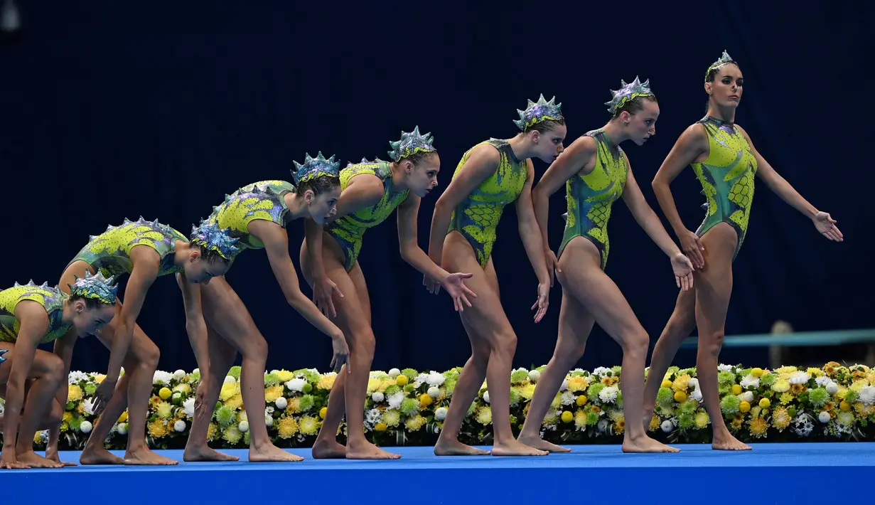 Tim Spanyol berlaga dalam pertandingan renang artistik beregu pada Olimpiade Tokyo 2020 di Tokyo Aquatics Center di Tokyo, Sabtu (7/8/2021). (Foto: AFP/Attila Kisbenedek)