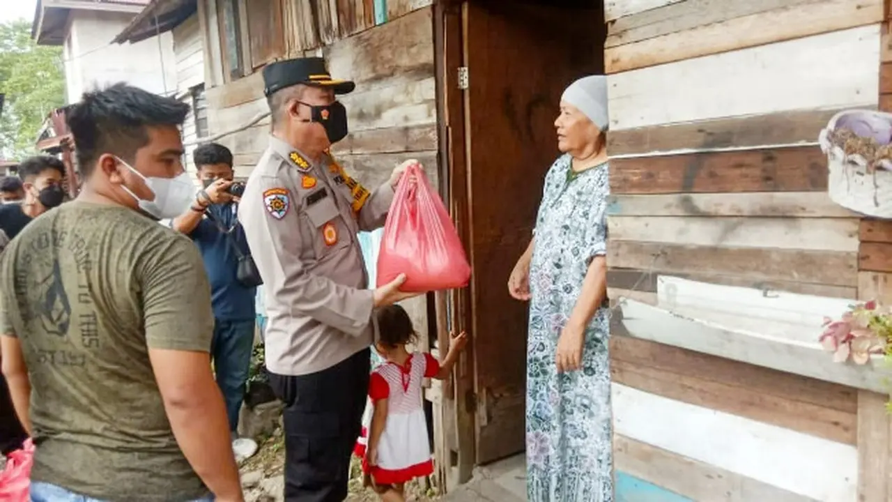Irwasda Polda Riau Kombes Hermansyah SIK membagikan sembako kepada warga terdampak Covid-19.