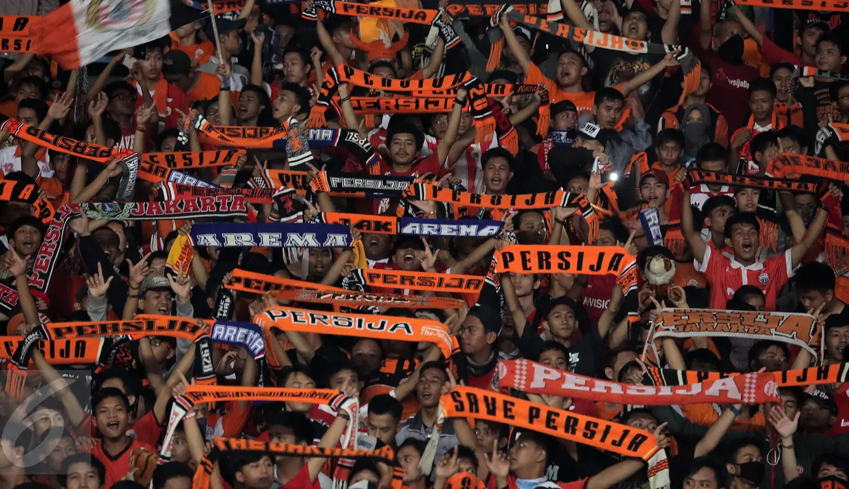 Suporter tim Macan Kemayoran membentangkan syal saat menyaksikan laga Persija melawan Semen Padang di Torabika Soccer Championship presented by IM3 Ooredoo di Stadion GBK, Jakarta, Minggu (8/5/2016). Persija unggul 1-0. (Liputan6.com/Helmi Fithriansyah)