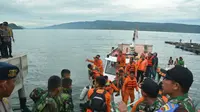 Tim SAR terus mencari korban dan KM Sinar Bangun di Danau Toba. (Liputan6.com/Reza Efendi)
