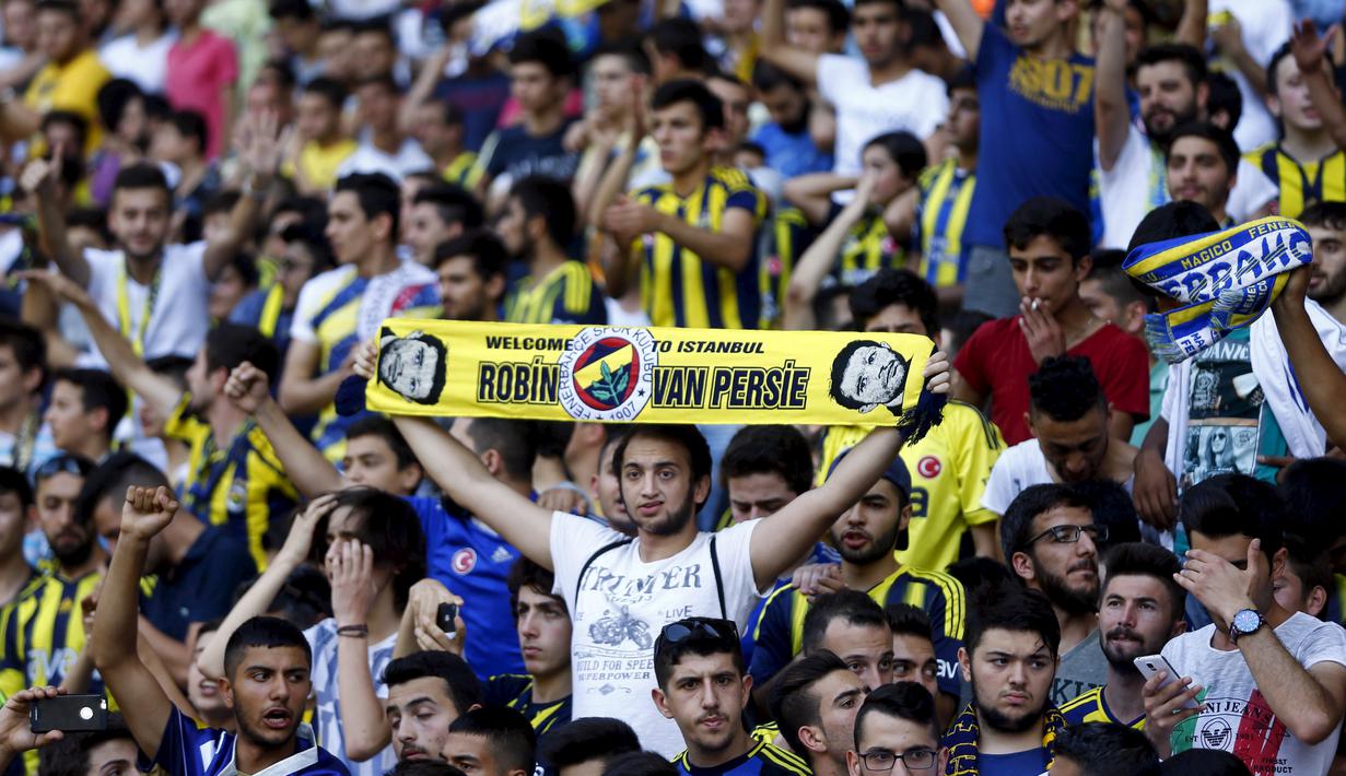 Suporter Fenerbahce menyambut Robin van Persie. (Reuters/OSMAN ORSAL)