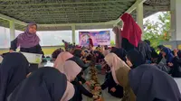 Papajar ala santri Ponpes Dzikir Al Fath di Sukabumi, mendengar tausiyah dan dzikir sebelum makan bersama (Liputan6.com/Istimewa).