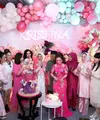 Penyanyi dangdut Kristina Iswandari baru saja merayakan ulang tahunnya ke-47. Acara pesta ulang tahun berlangsung meriah dengan dominasi warna pink. Acara dihadiri banyak selebriti hingga Ratu Dangtut Indonesia, Elvi Sukaesih. Berikut potretnya. [Instagram/amingisback/rahulgobeltukangphoto]
