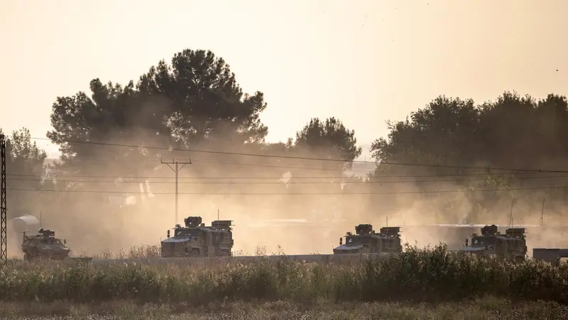 Kendaraan militer Turki melaju menuju perbatasan Suriah dekat Akcakale di Provinsi Sanliurfa, Turki, Rabu (9/10/2019).