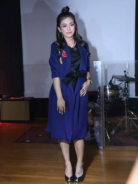 Sebelum pacaran dengan Stefan William, Celine Evangelista muncul dan mengaku telah resmi cerai dengan Dirly Idol. Setelah itu, dikabarkan menikah dengan sesama jenis, Bacil dan dibenarkan oleh ibu kandung Celine, Vincentia Nurul. (Nurwahyunan/Bintang.com)