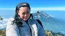 Kembali taklukan Merbabu di bulan Juli ini, begini penampilan Wendy yang tetap menawan kenakan puffy jacket abu-abu dan headband. [Instagram/wendywalters]