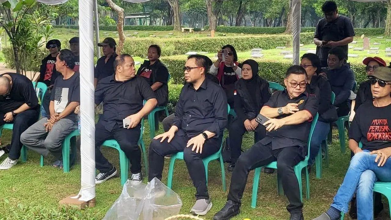 Ratusan aktivis reformasi 1998 dan aktivis pro demokrasi lintas generasi melakukan ziarah tabur bunga sekaligus refleksi Reformasi di Taman Makam Umum Pondok Rangon, Jakarta Timur.