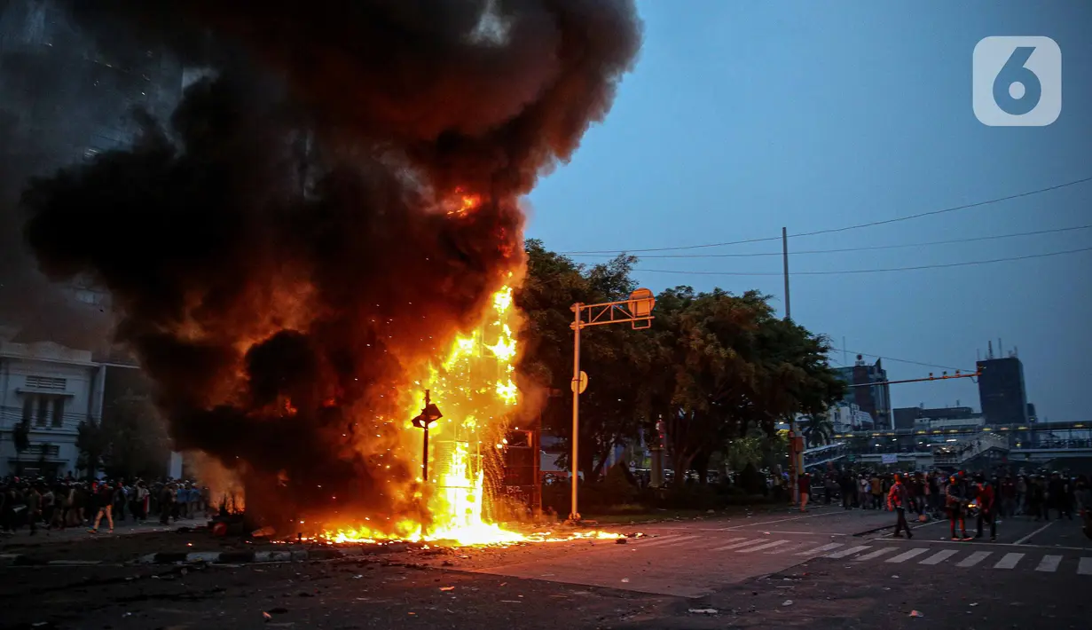 Kondisi pos polisi yang dibakar massa saat bentrok dengan aparat kepolisian di kawasan Harmoni, Jakarta, Kamis (8/10/2020). Bentrokan pecah saat massa yang hendak menuju Istana Negara untuk menggelar unjuk rasa menolak UU Cipta Kerja diadang oleh aparat kepolisian. (Liputan6.com/Faizal Fanani)