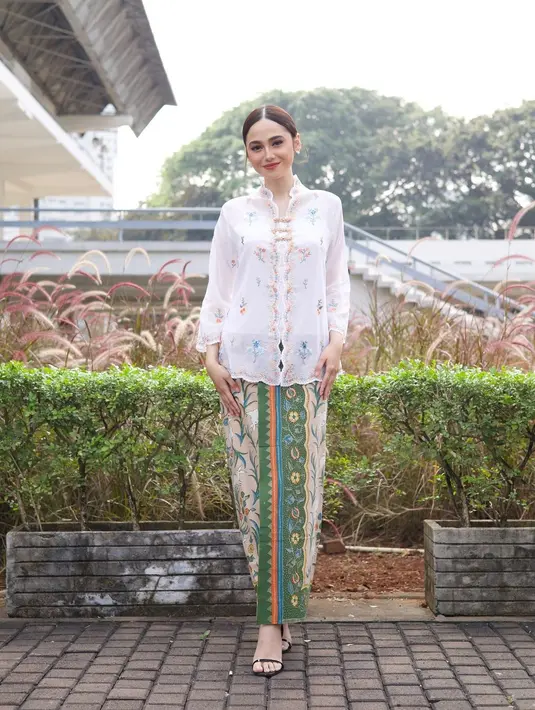 Syifa Hadju tampil manis mengenakan kebaya encim berwarna putih dengan bordir floral yang klasik dan sederhana, dipadunya pakai kain batik bernuansa kehijauan yang serasi. [Foto: Instagram/syifahadju]