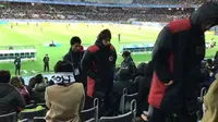 Beberapa staf Kashima Antlers tertangkap kamera menyaksikan pertandingan Real Madrid melawan Club America, di International Yokohama Stadium, Kamis (15/12/2016). (Marca). 