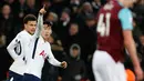 Pemain Tottenham Hotspur, Son Heung-min merayakan golnya ke gawang West Ham United dalam lanjutan pertandingan Premier League di Stadion Wembley, Jumat (5/1). Sempat tertinggal, Tottenham menyamakan skor 1-1 lewat Heung-Min. (AP/Kirsty Wigglesworth)
