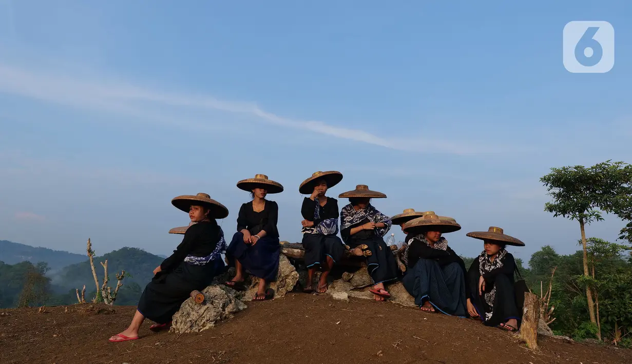 Masyarakat adat Suku baduy luar melakukan ritual  rangkaian tradisi adat Ngaseuk di kampung Karangkerit, desa Bojong Menteng, Banten, Senin (1/11/2021). Tradisi Ngaseuk merupakan musim tanam untuk suku Baduy yang nanti hasil panen untuk upeti pemerintah daerah. (Liputan6.com/Herman Zakharia)
