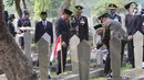 Presiden Joko Widodo bersama Wakil Presiden Ma'ruf Amin melakukan tabur bunga usai upacara peringatan Hari Pahlawan Nasional di TMP Utama Kalibata, Jakarta Selatan, Minggu (10/11/2019). Tabur bunga dilaksanakan sebagai bentuk penghormatan terhadap jasa pahlawan. (Liputan6.com/Herman Zakharia)