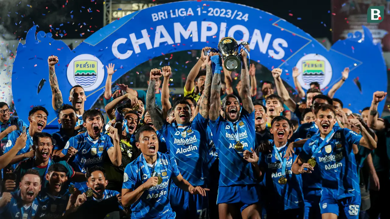 Foto: Momen Skuad Persib Bandung Angkat Trofi Juara Lagi di Kasta Tertinggi Sepak Bola Indonesia setelah Berpuasa Satu Dekade