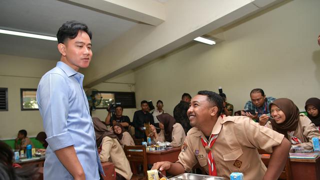 Wakil Presiden (Wapres) Gibran Rakabuming meninjau uji coba program Makan Bergizi Gratis (MBG) di SMK Negeri 7 Semarang (STM Pembangunan).