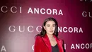 Aaliyah Massaid terlihat mengenakan satu set baju dari Gucci. Di acara Gucci Ancora, Aaliyah terlihat cantik elegan mengenakan atasan dan celana hitam, ditumpuknya dengan blazer velvet berwarna merah, dan tas hitam. [Foto: Instagram/aaliyah.massaid]
