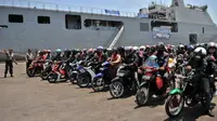Para pemudik bersepeda motor asal Jakarta turun dari KRI Banjarmasin, setibanya di Pelabuhan Tanjung Emas Semarang, Jateng. (Antara)