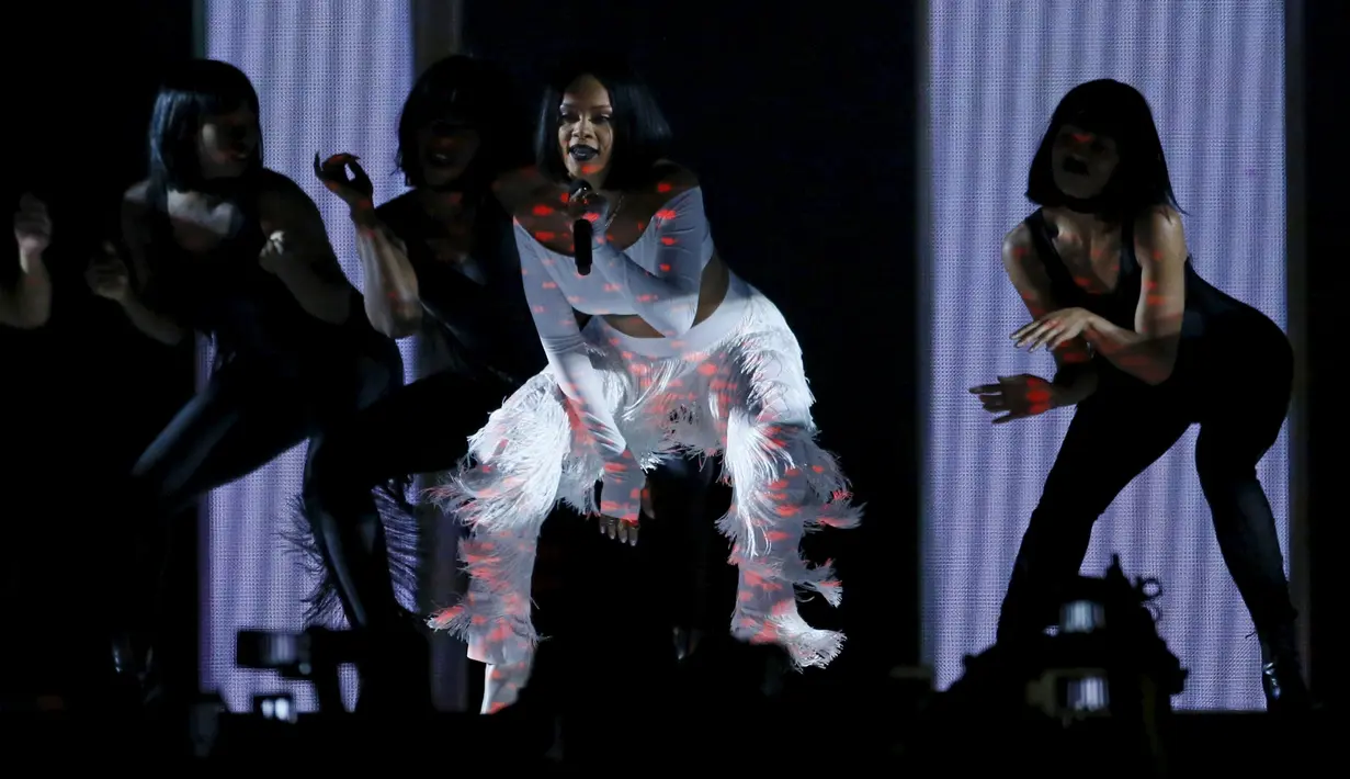 Penyanyi Rihanna tampil bersama para penari di atas panggung BRIT Awards di O2 arena, London, Inggris, Rabu (24/2/2016). (REUTERS/Stefan Wermuth)