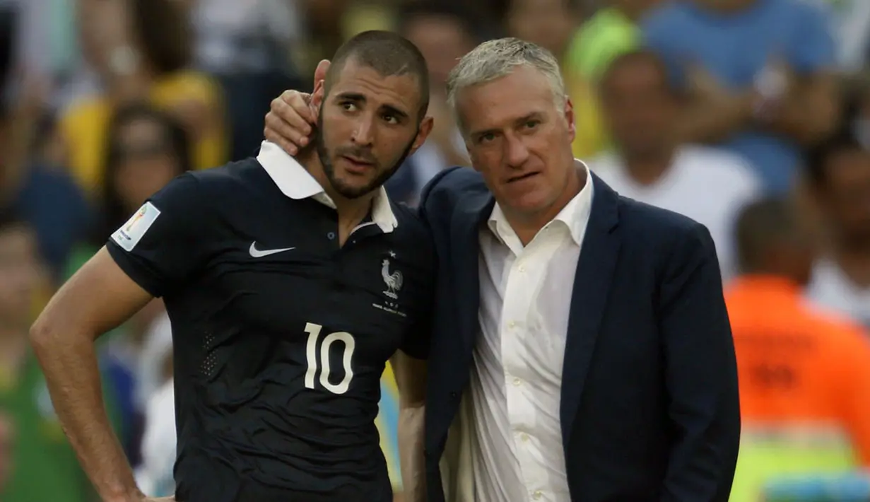 Pelatih Timnas Perancis, Didier Deschamps (kanan), merangkul Karim Benzema usai dikalahkan Jerman 0-1 di laga perempat final Piala Dunia 2014 di Stadion Maracana, Rio de Janeiro, (4/7/2014). (REUTERS/Charles Platiau) 