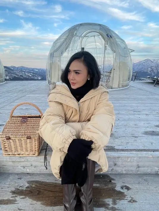 Lihat gaya tampilan Yuni Shara dengan pakaian hangat. Diketahui ia mengunjungi Jepang saat musim dingin [Instagram/yunishara36]