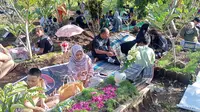 Unik, Ratusan Warga Desa Bunder Banyuwangi Gelar Lebaran Kuburan