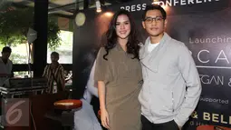 Afgan dan Raisa berpose setelah Launching singel "percayalah" di cafe kawasan jakarta pusat, Senin (21/12). Single "percayalah" ini diciptakan oleh afgan dan raisa. (Liputan6.com/Herman Zakharia)